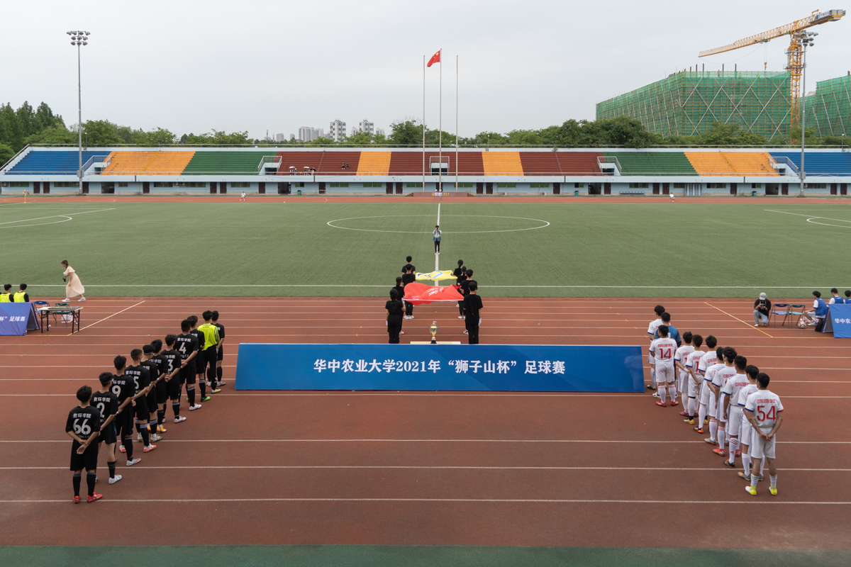 比赛开始前,双方球员进场(学通社记者 刘锦 摄)