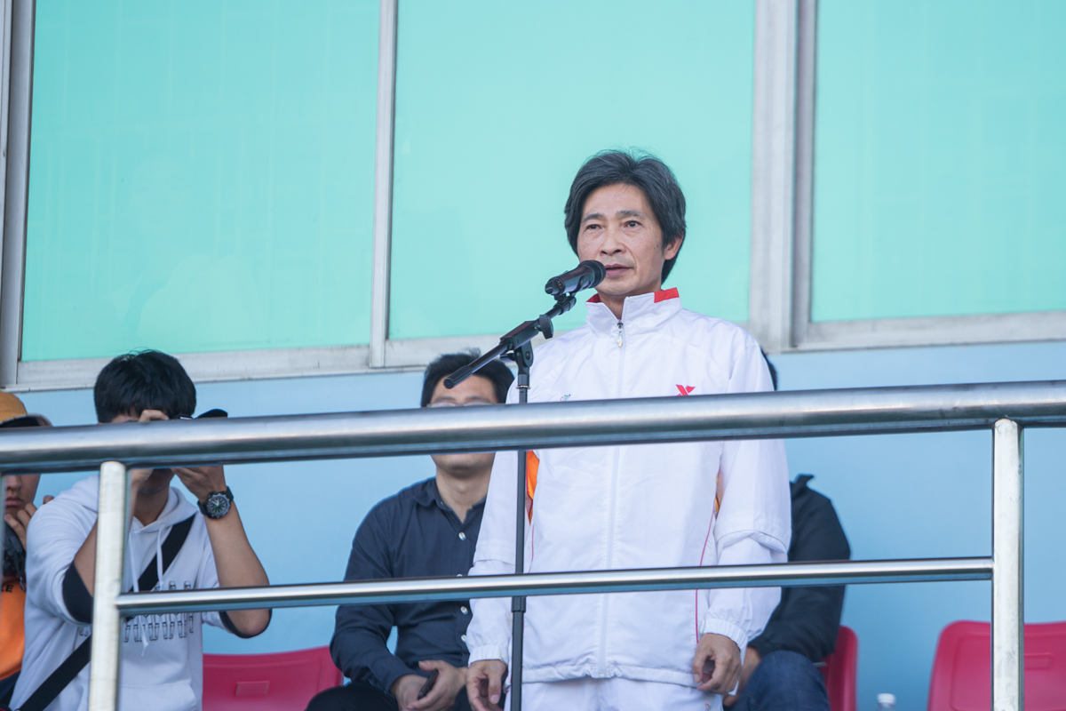 党委体育训练营高翅在体育竞技大会闭幕式上发言【学通社记者 章洁瑜 摄】