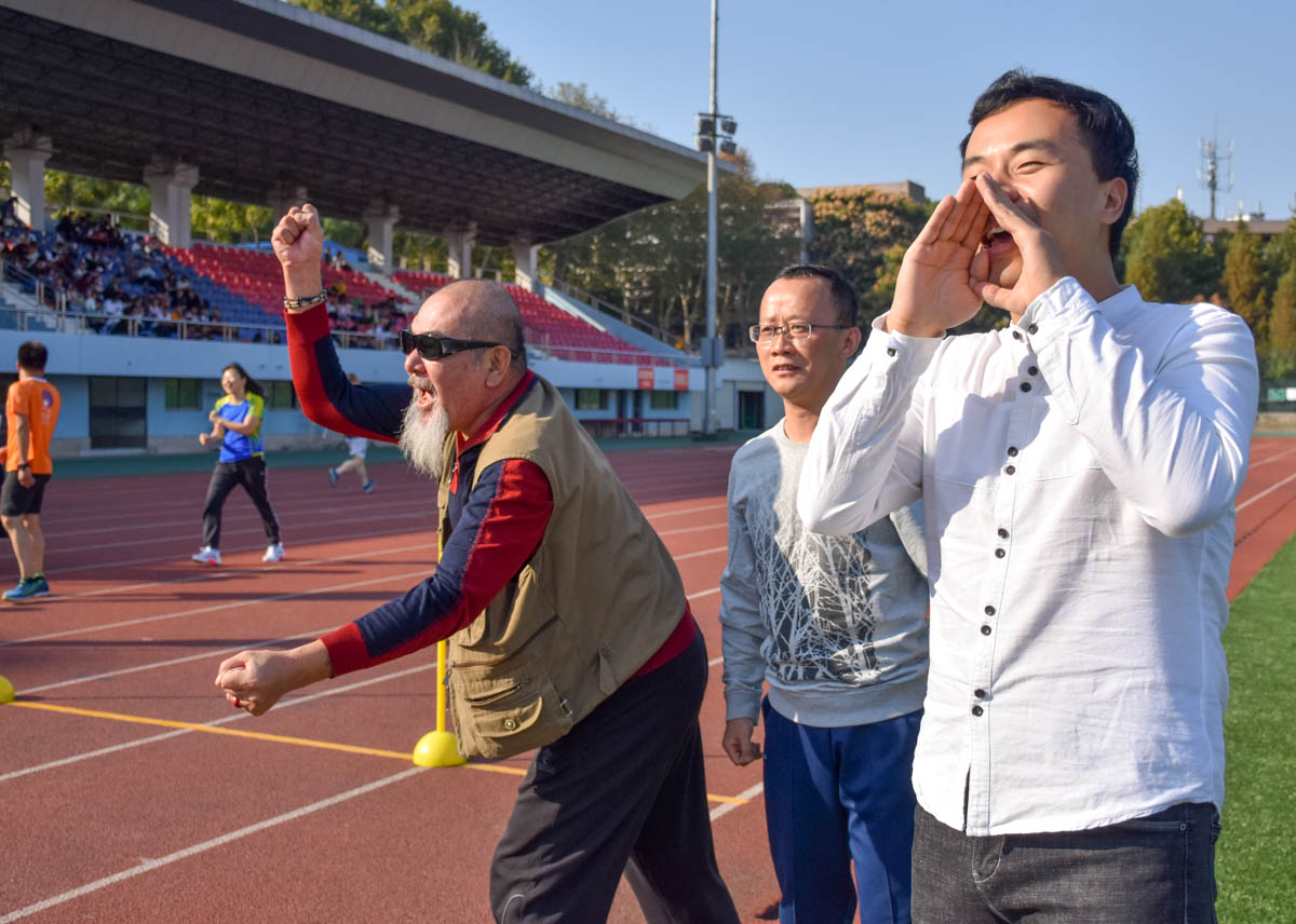 教工组接力比赛时体育教练们激动地为自己的队伍加油【学通社记者 陈瀛 摄】 (2)