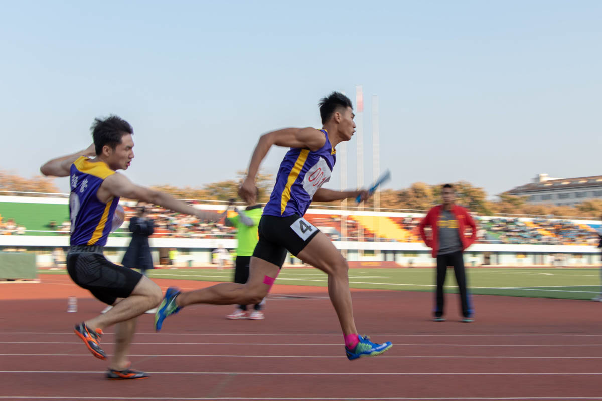6 男子4x100接力赛中,岳宁在奋力奔跑【学通社记者 王依凡 摄】
