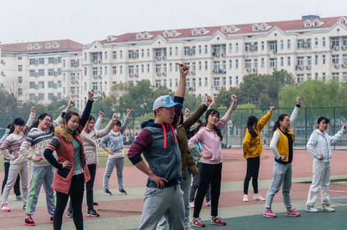 跟着体育教练认真练习_副本赵德鸿