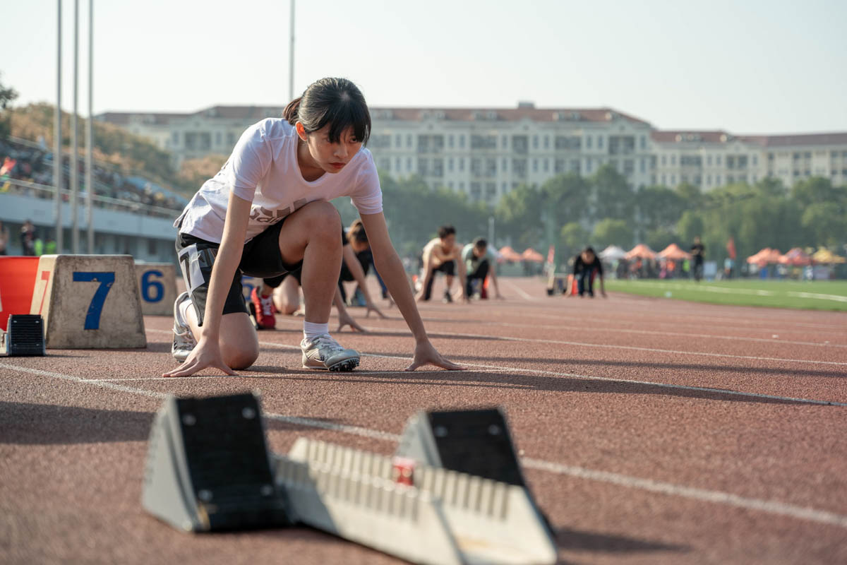 7女子200米跑起跑准备【学通社记者 孙泊远 摄】